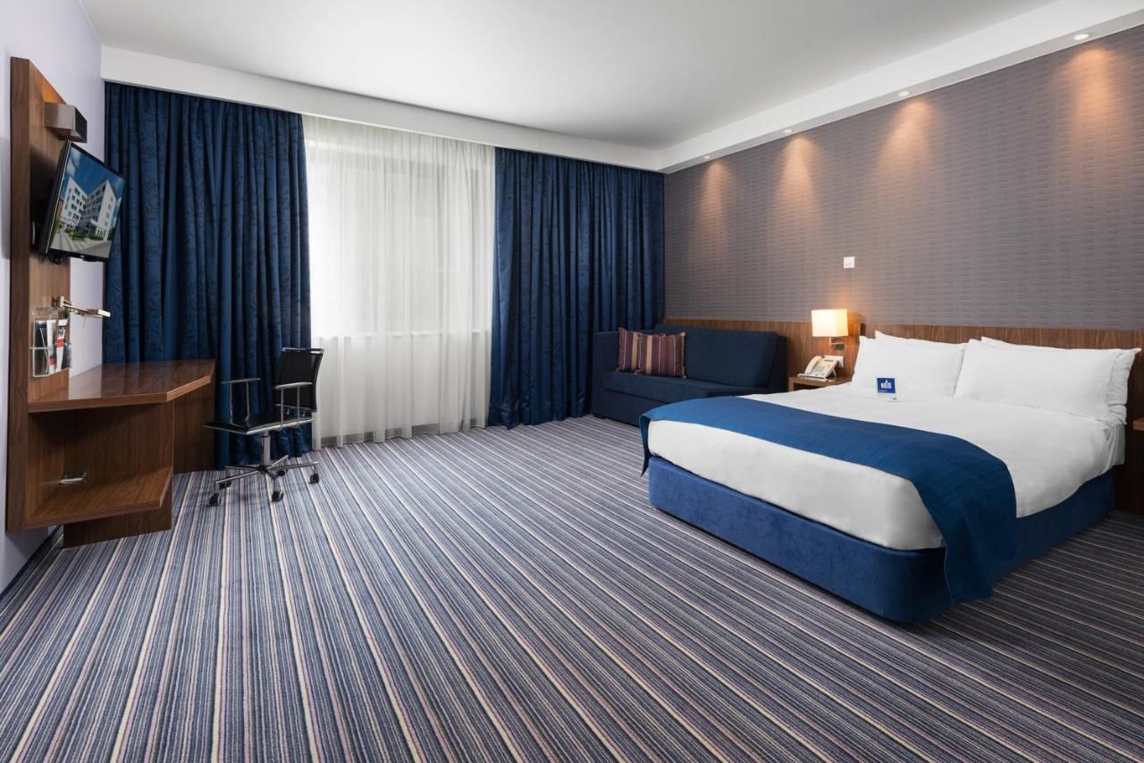 Отель Holiday Inn Express Warsaw Airport Варшава