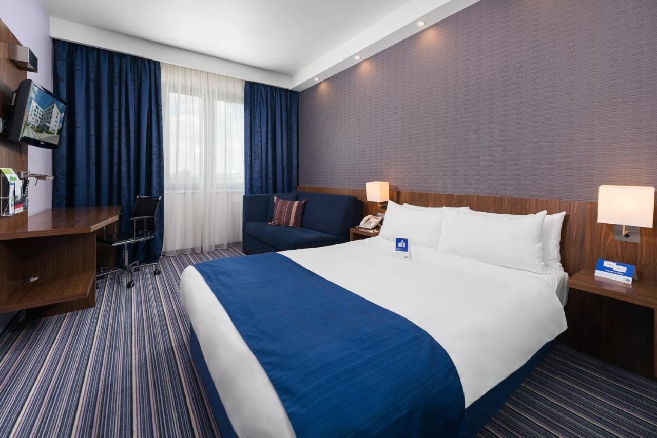 Отель Holiday Inn Express Warsaw Airport Варшава