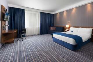 Отель Holiday Inn Express Warsaw Airport Варшава Двухместный номер с 1 кроватью - Подходит для гостей с ограниченными физическими возможностями-1